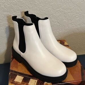 UNR8ED White Boots
Size 9